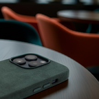 PROTARA Alcantara iPhone 14 Pro Hülle – Expedition Green