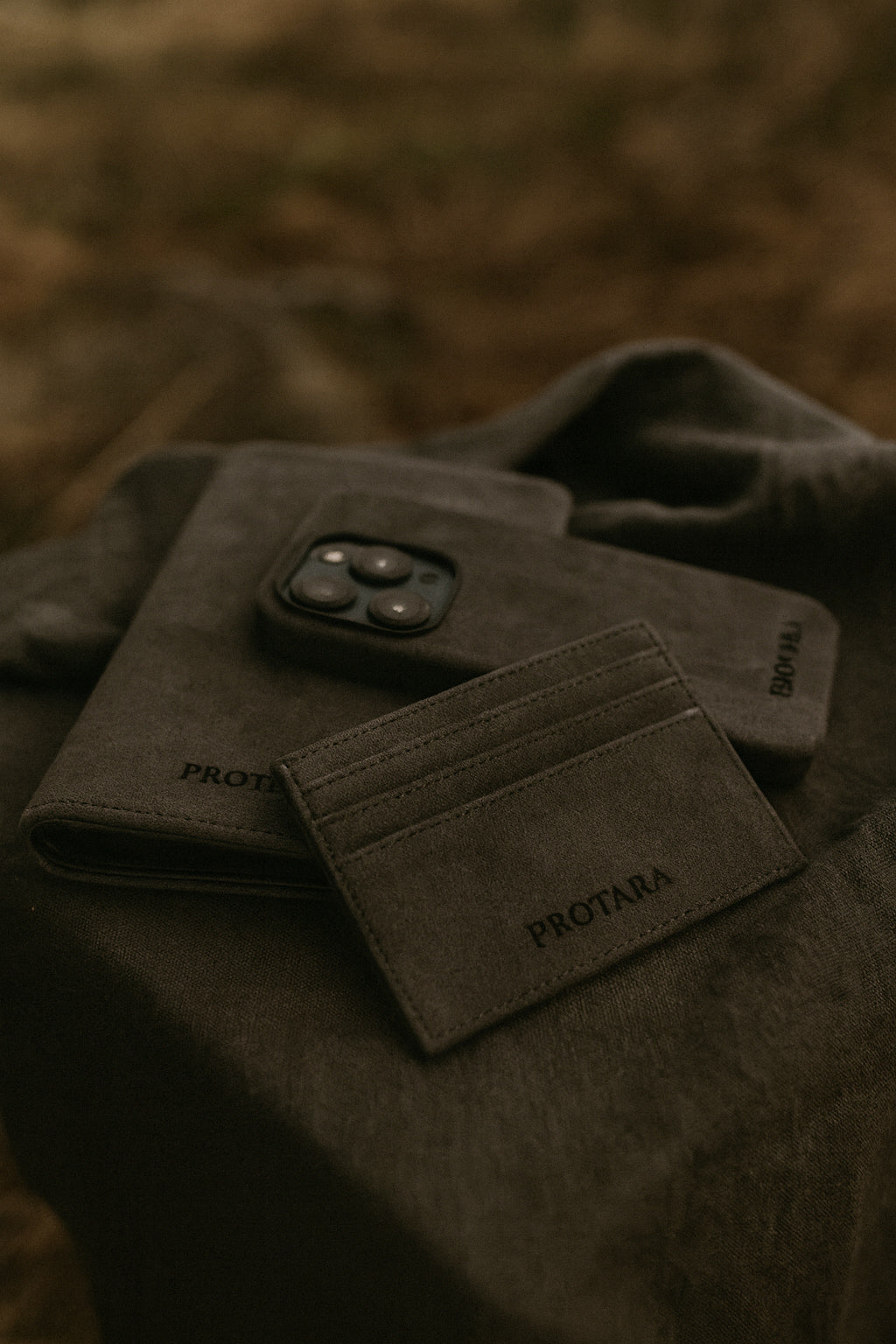 PROTARA Alcantara Kartenetui – Midnight Jet Black